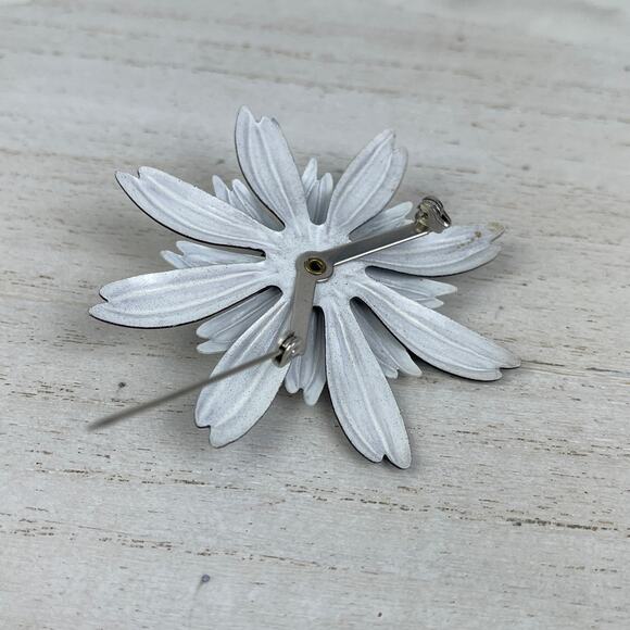 VTG 1960’s Black White Daisy Flower Brooch Pin Metal & Enamel Mod Style 60’s - Picture 11 of 16